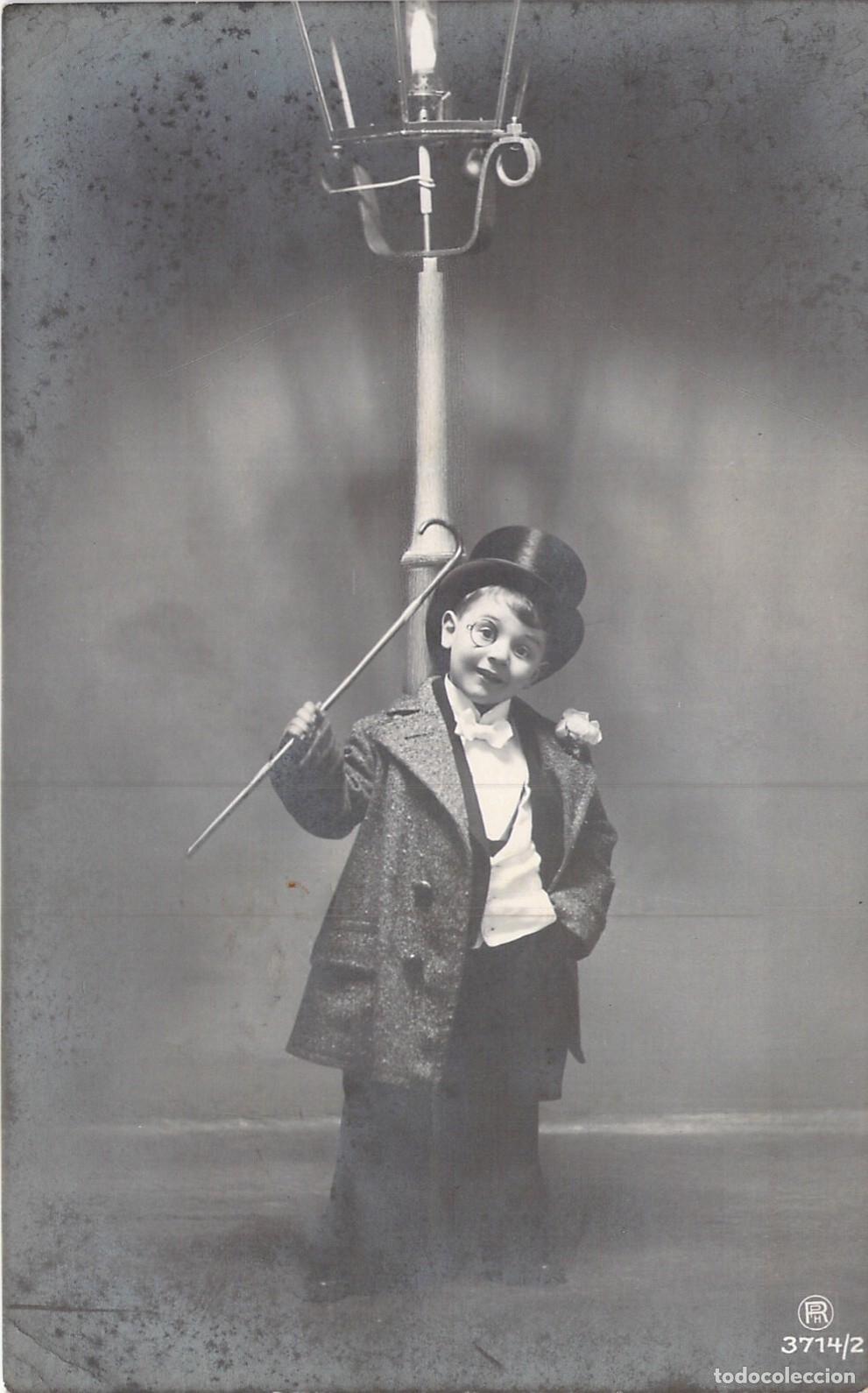 Postales: Postal foto de Ni&ntilde;o con Chistera y Gafas, Gr&agrave;cia, Barcelona