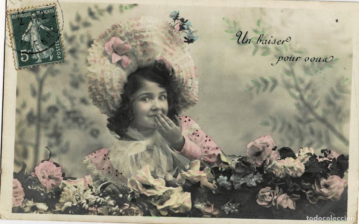 Postales: POSTAL NI&Ntilde;A ACOSTADA CON FLORES. P-NI&Ntilde;OS-1294