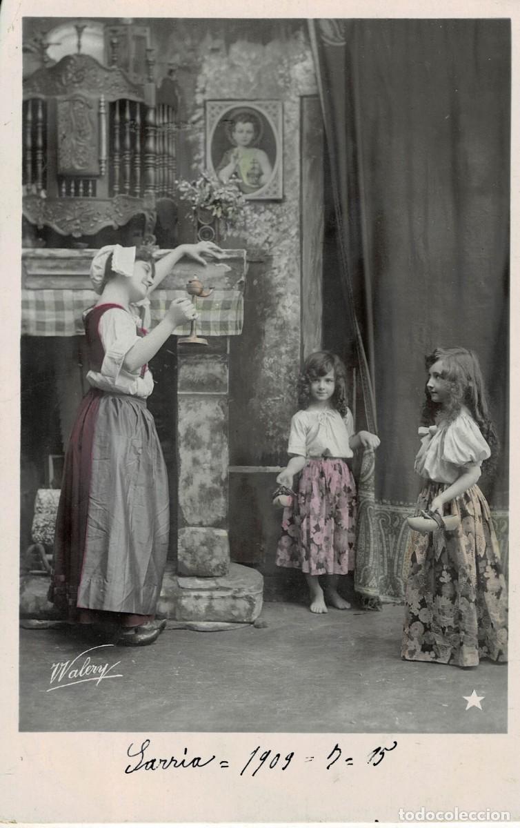 Postales: POSTAL NI&Ntilde;AS JUNTO A CHIMENEA. P-NI&Ntilde;OS-1310