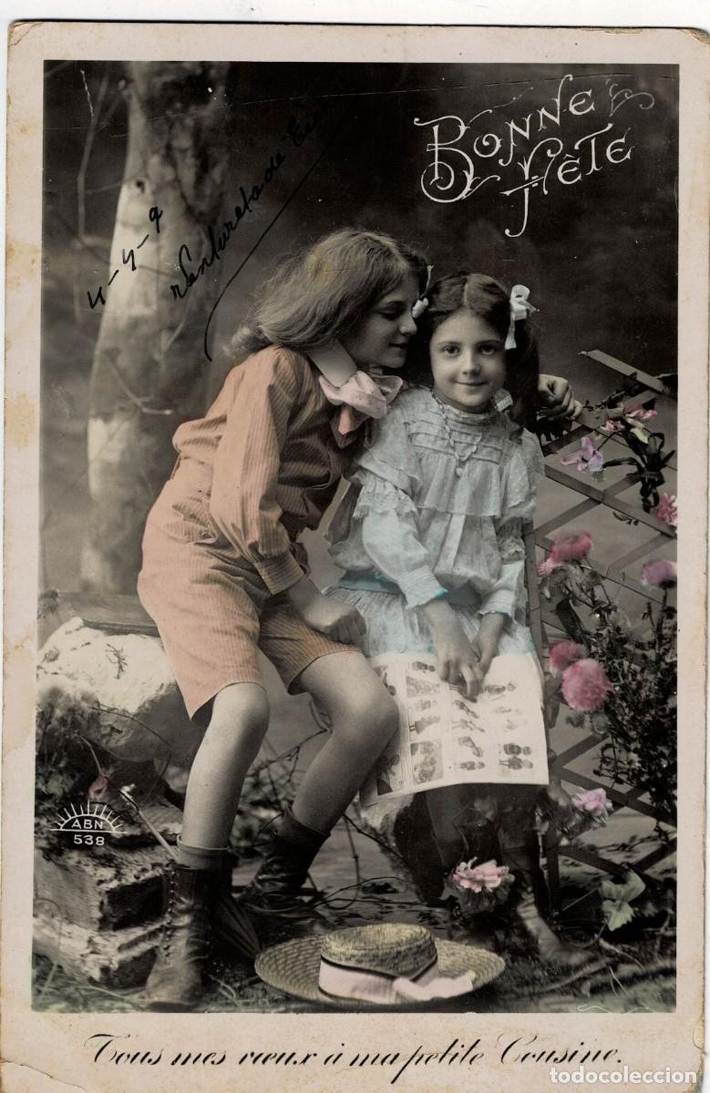 Postales: POSTAL NI&Ntilde;AS SENTADAS EN JARDIN. P-NI&Ntilde;OS-1311