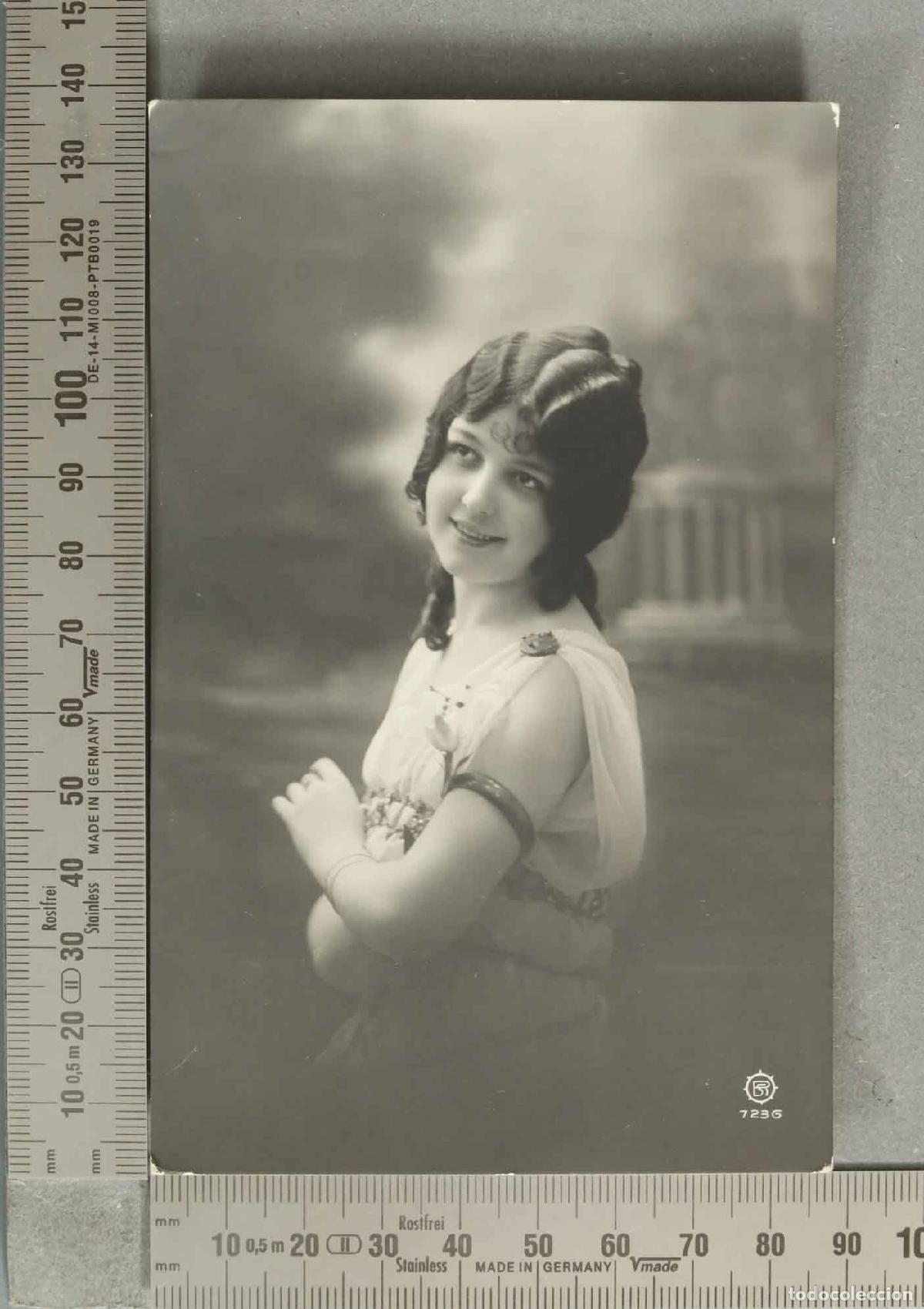 Postales: POSTAL. MUJER JOVEN VESTIO CLASICO