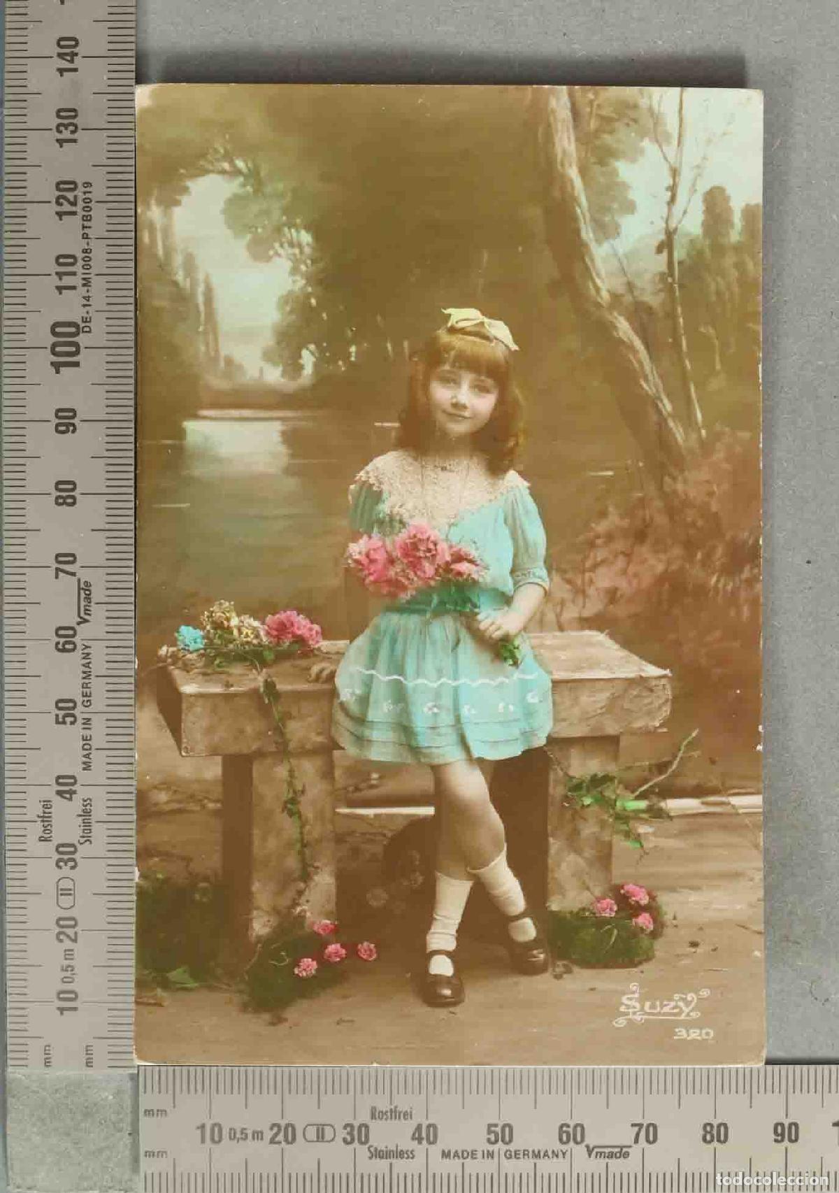 Postales: POSTAL. Ni&ntilde;a sentada jugando con flores SUZY. ILUMINADA