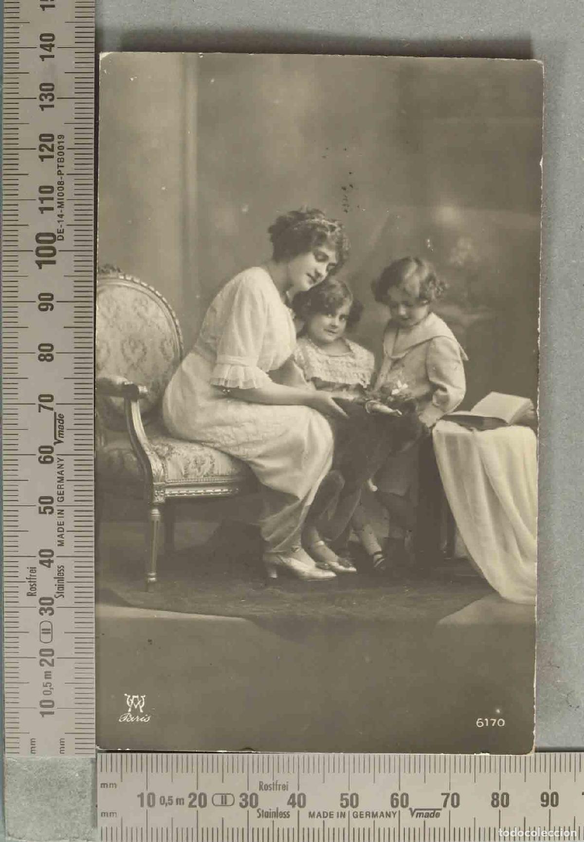 Postales: POSTAL. MADRE CON HIJAS - Foto 1
