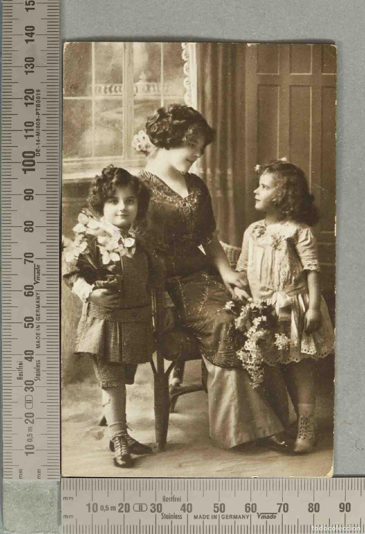 Postales: POSTAL. Familiar - Madre e hija con flores