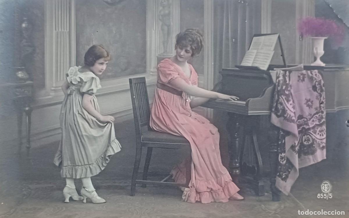 Postales: Lecci&oacute;n de baile. Mujer y ni&ntilde;a.