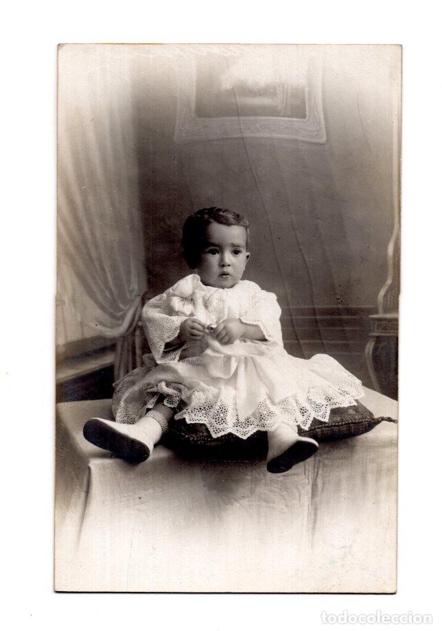 Postales: BEB&Eacute; SENTADO SOBRE UN COJ&Iacute;N. POSTAL FOTOGR&Aacute;FICA.