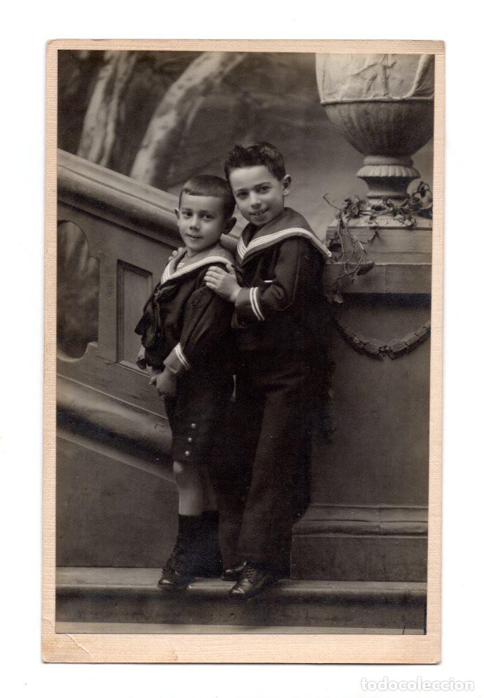 Postales: DOS NI&Ntilde;OS POSANDO PARA UN RETRATO, AMBOS VESTIDOS CON TRAJES DE MARINERO. POSTAL FOTOGR&Aacute;FICA.