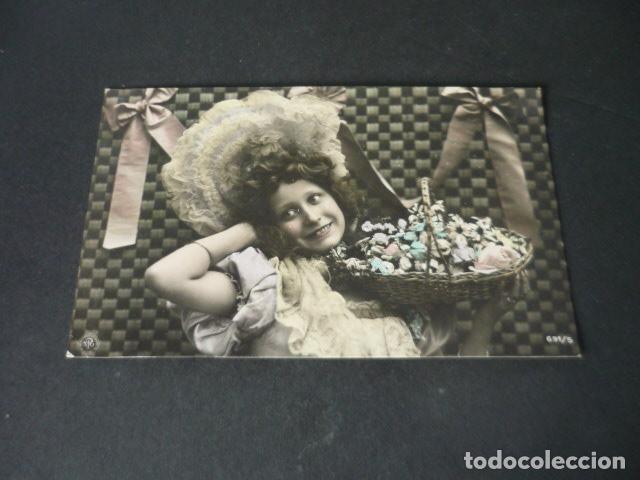 Postais: NI&Ntilde;A CON CESTA POSTAL