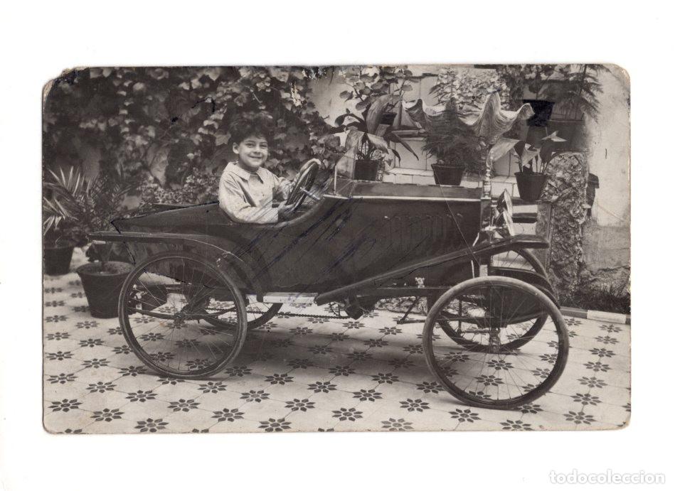 Postais: UN NI&Ntilde;O SENTADO EN UN COCHE DE PEDALES VINTAGE ESTILO BOAT TAIL DE LA D&Eacute;CADA DE 1920