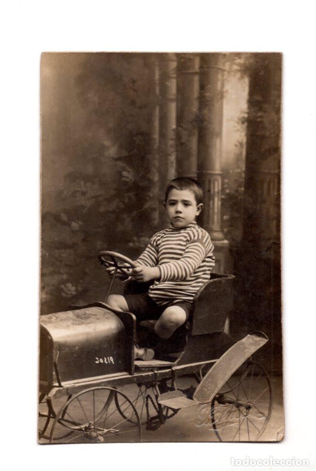 Postais: NI&Ntilde;O POSANDO EN UN COCHE DE PEDALES DE JUGUETE