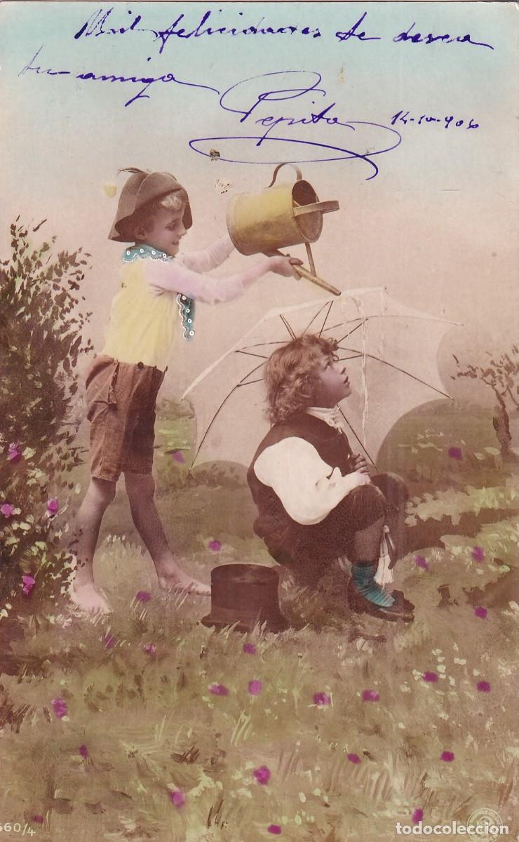 Cartes Postales: Postal ni&ntilde;os jugando con regadera y paraguas. Circulada.