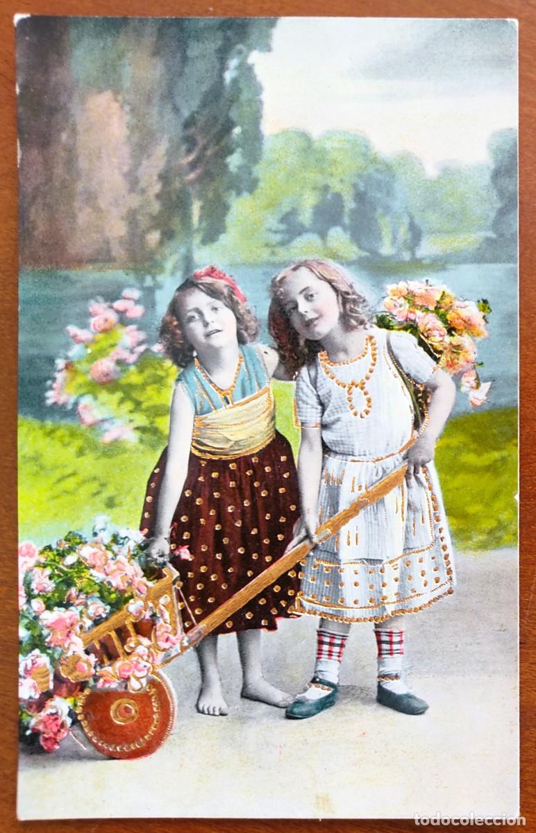 Postales: POSTAL MUY ANTIGUA DOS NI&Ntilde;AS TIRANDO UN CARRO - BRILLO ORO - 939