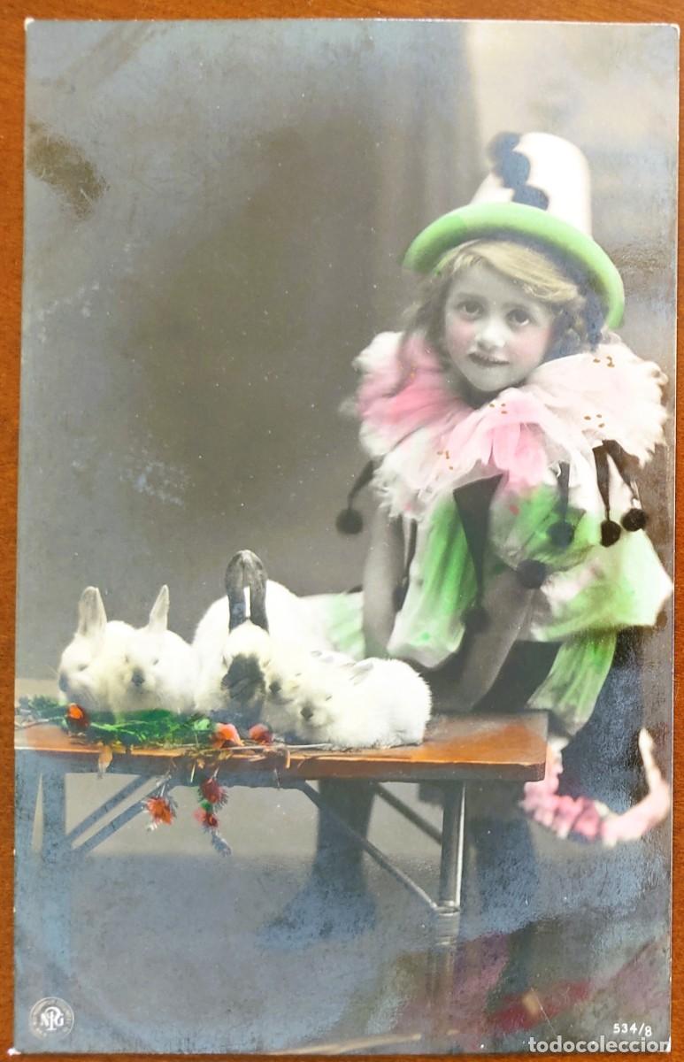 Postales: POSTAL MUY ANTIGUA NI&Ntilde;A VESTIDA DE POLICHINELA CON CONEJOS COLOREADA - NPG 534/8