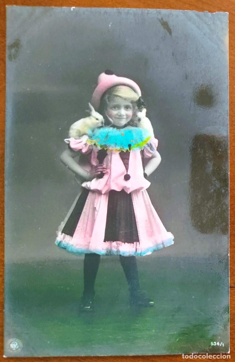 Postales: POSTAL MUY ANTIGUA NI&Ntilde;A VESTIDA DE POLICHINELA CON CONEJOS COLOREADA - NPG 534/1