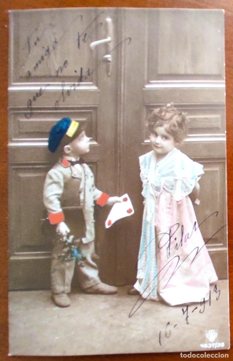 Cartes Postales: POSTAL MUY ANTIGUA NI&Ntilde;OS CARTERO ENTREGA CARTA COLOREADA Y FECHADA 1913 - TREBOL 4837/38