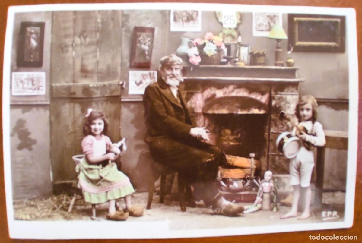 Cartes Postales: POSTAL MUY ANTIGUA NI&Ntilde;OS CON ABUELO Y CHIMENEA COLOREADA Y FECHADA 1909 - EPR