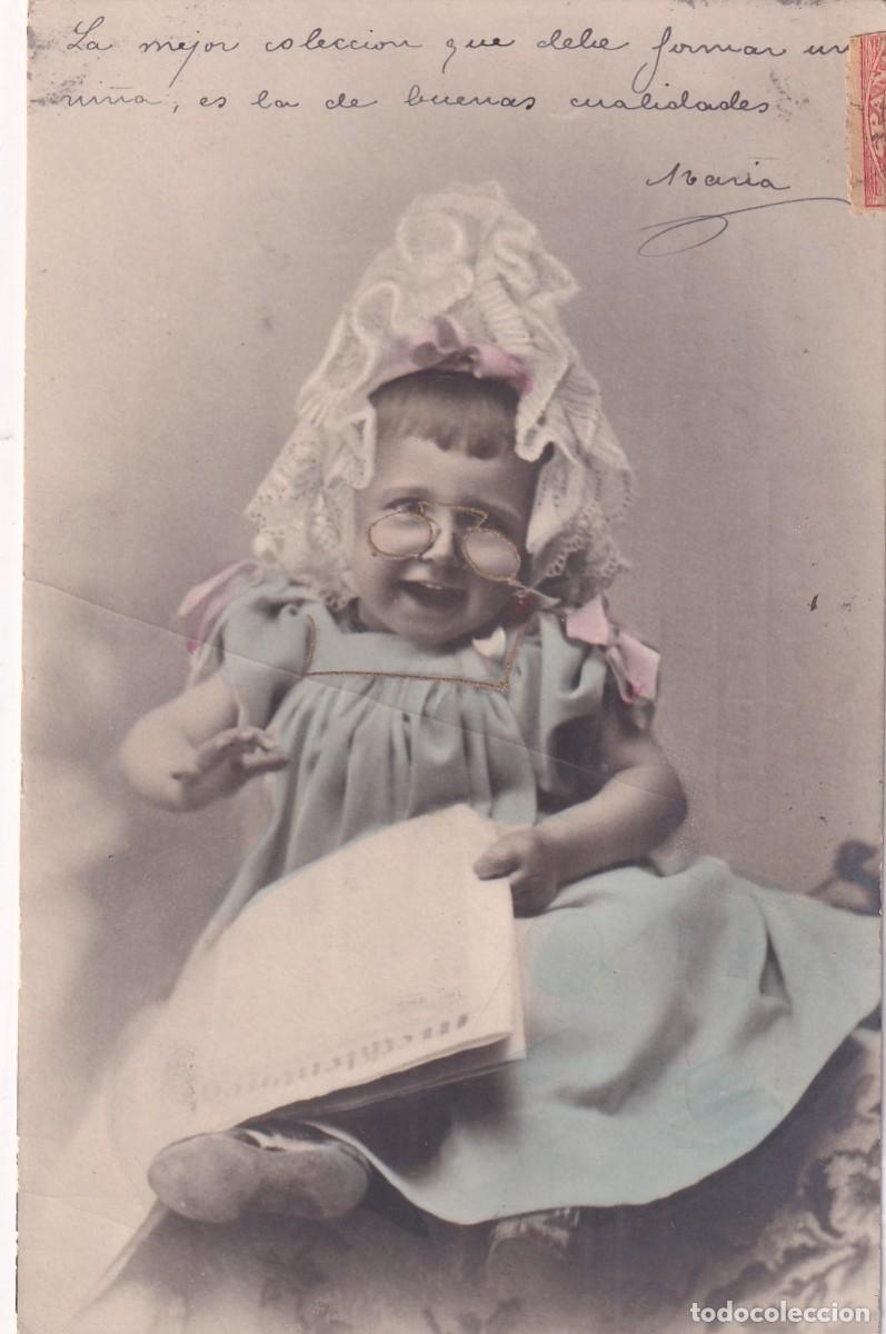 Cartes Postales: Postal ni&ntilde;a peque&ntilde;a con gafas leyendo el peri&oacute;dico. Reverso sin dividir. Circulada