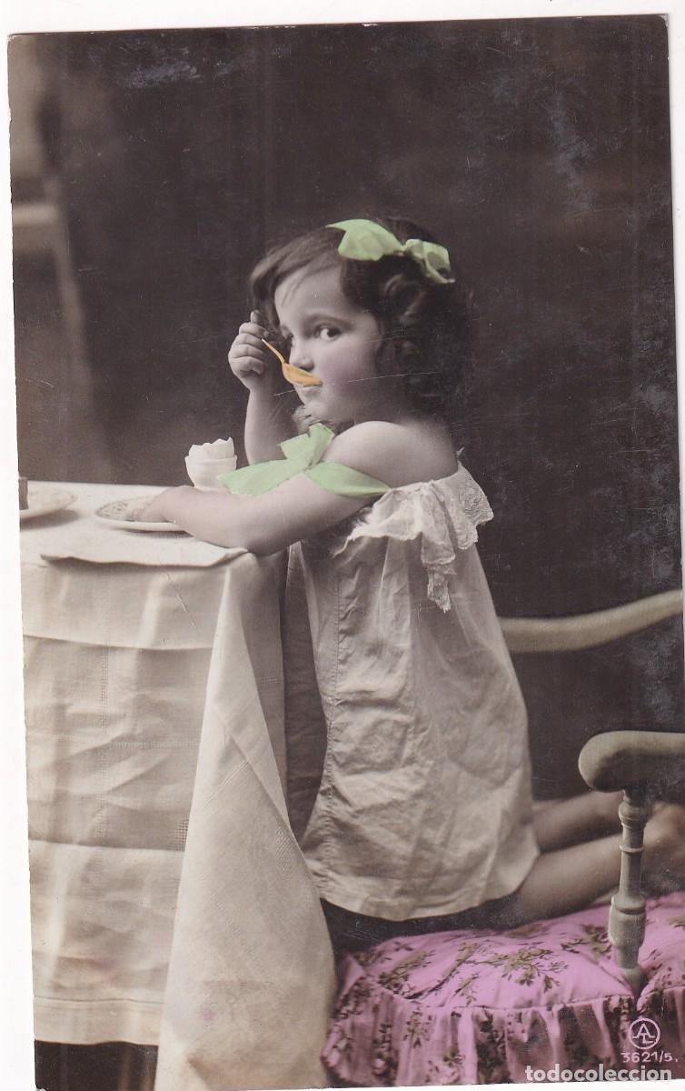 Cartes Postales: Postal ni&ntilde;a comiendo. Circulada.