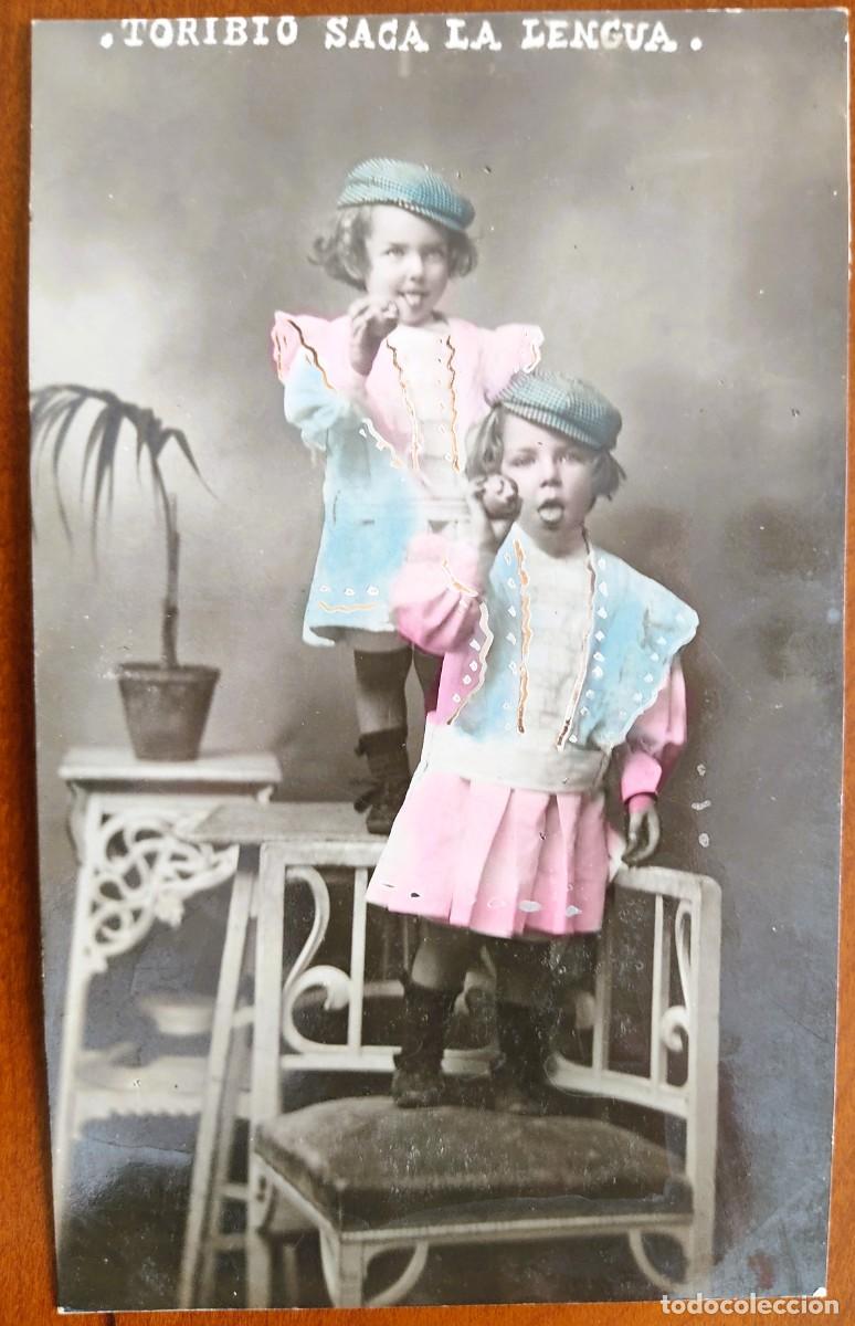 Postales: POSTAL MUY ANTIGUA NI&Ntilde;OS TORIBIO SACA LA LENGUA COLOREADA