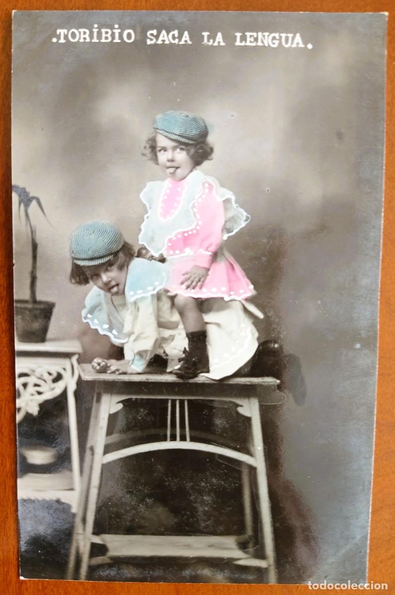 Postales: POSTAL MUY ANTIGUA NI&Ntilde;OS TORIBIO SACA LA LENGUA COLOREADA