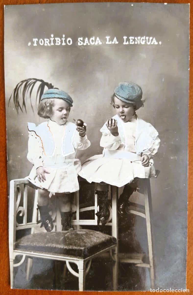 Postales: POSTAL MUY ANTIGUA NI&Ntilde;OS TORIBIO SACA LA LENGUA COLOREADA