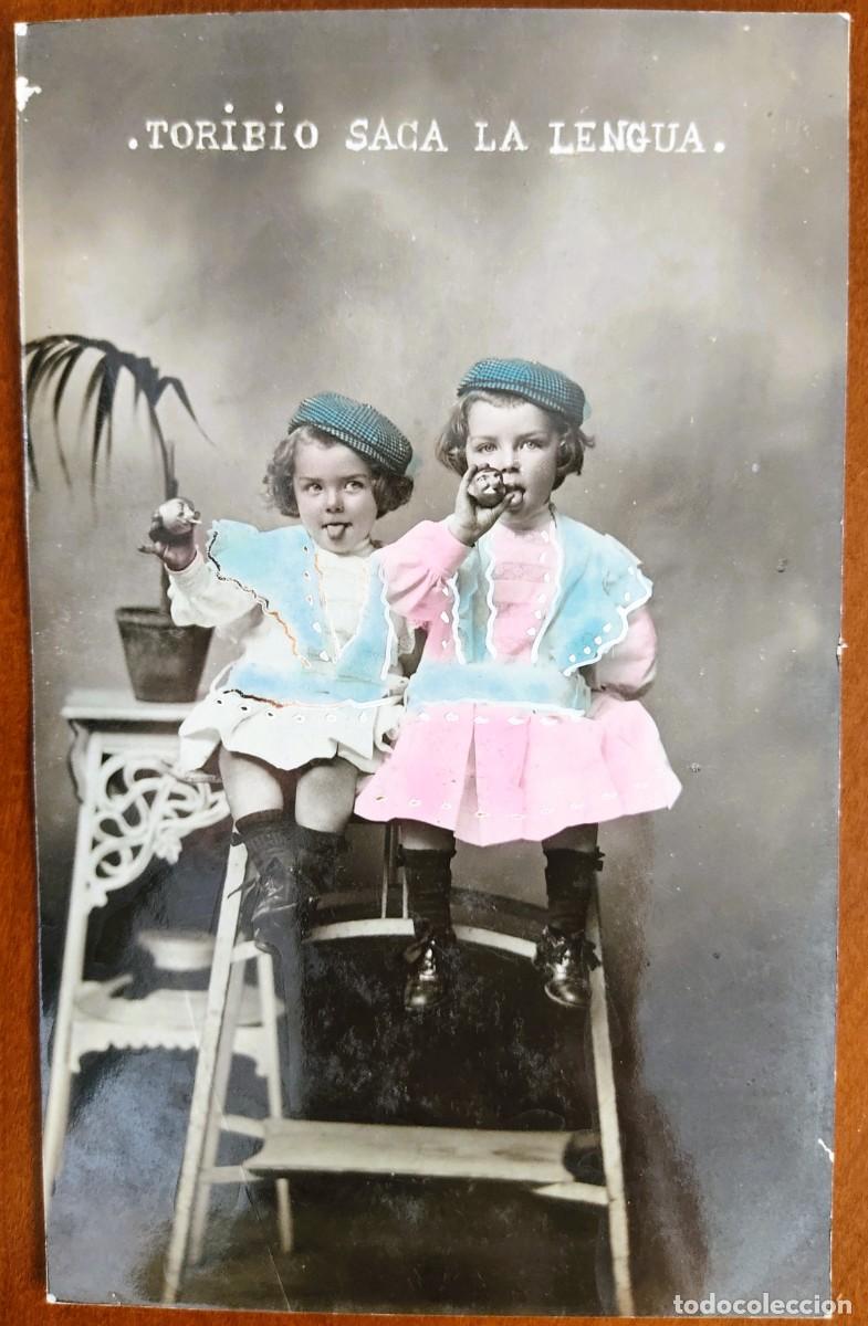 Postkarten: POSTAL MUY ANTIGUA NI&Ntilde;OS TORIBIO SACA LA LENGUA COLOREADA