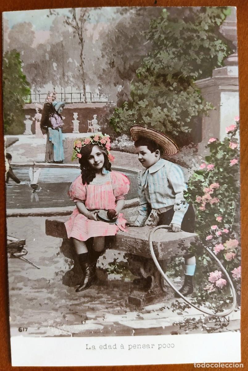 Postales: POSTAL MUY ANTIGUA NI&Ntilde;OS CON ARO LA EDAD A PENSAR POCO COLOREADA - AN 617