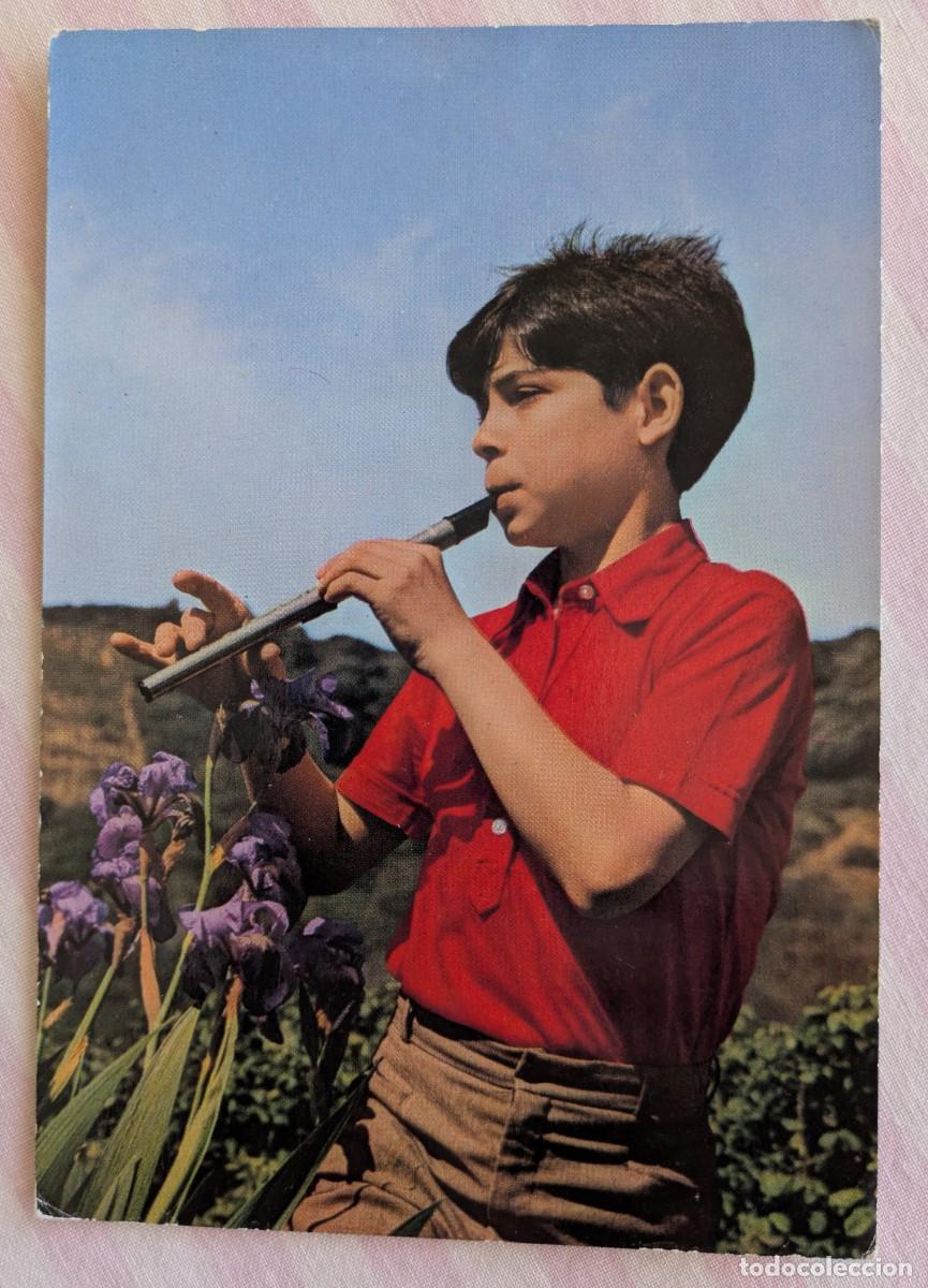 Postales: Ni&ntilde;o tocando la flauta. A&ntilde;os 60 - Foto 1