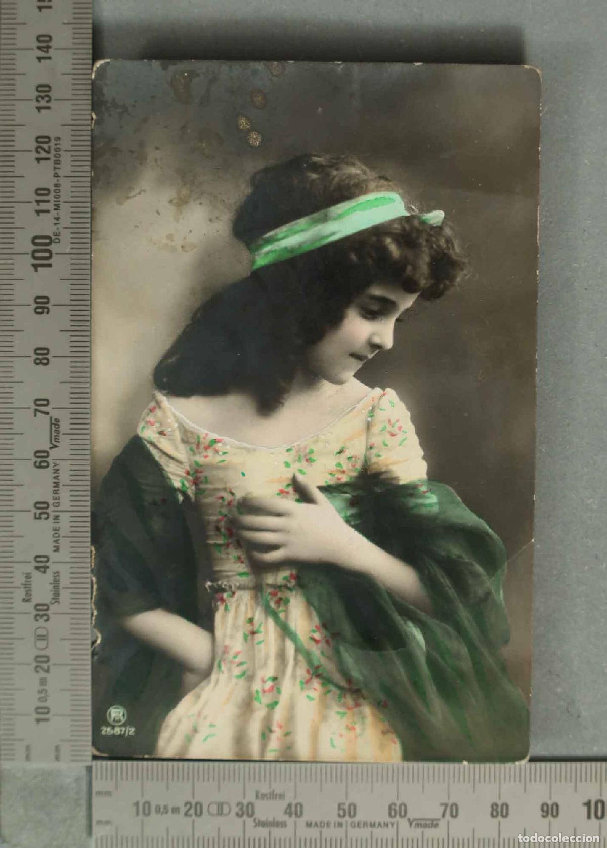 Postales: POSTAL. Muchacha con vestido de flores y lazo verde - Coloreada a mano