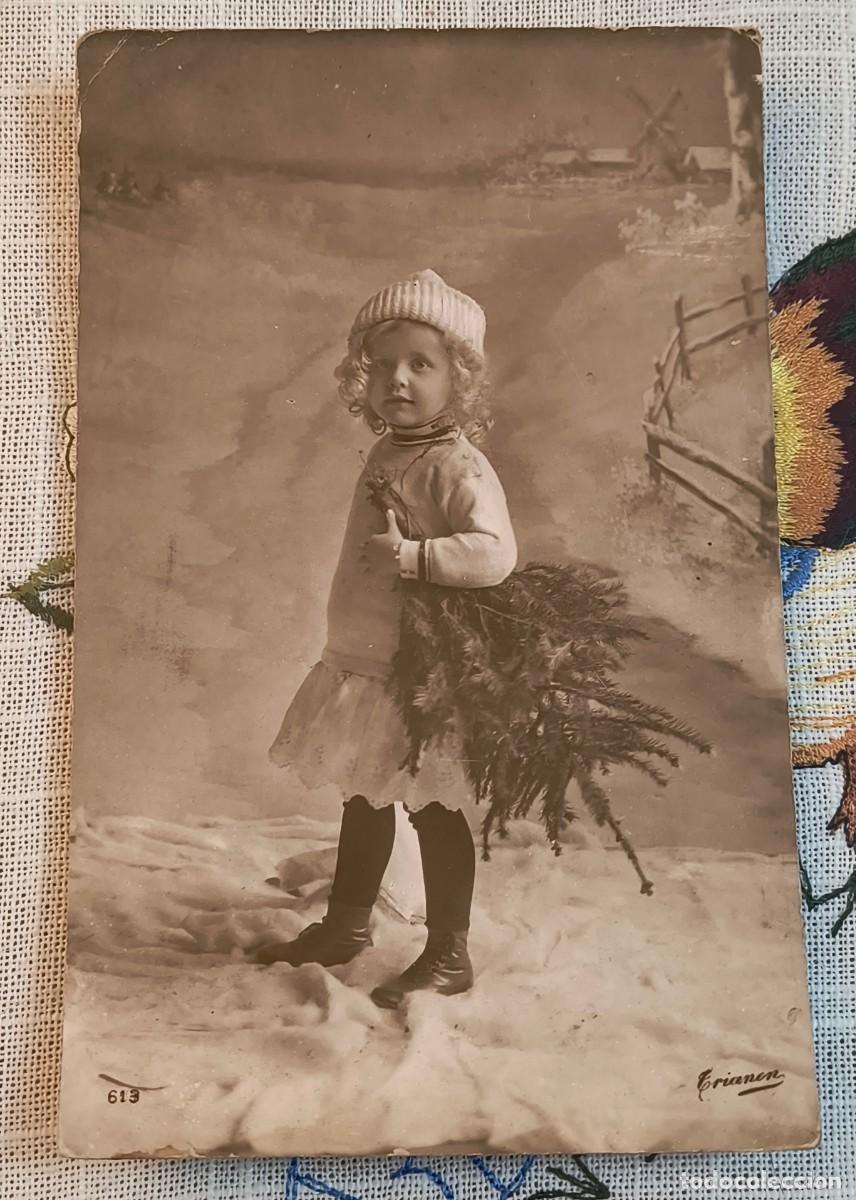 Postales: POSTAL | NI&Ntilde;A CON ARBOLITO