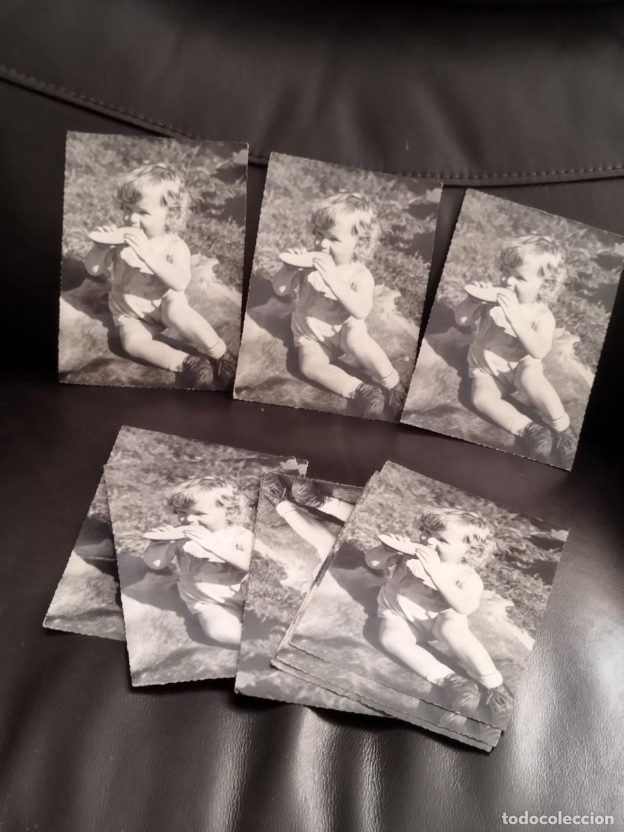Postales: Colecci&oacute;n de 10 antiguas tarjetas postales en blanco y negro de una ni&ntilde;a peque&ntilde;a comiendo pan