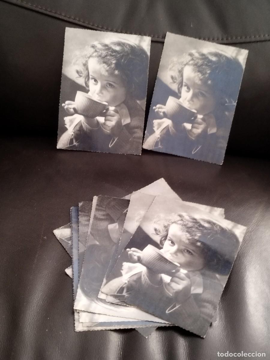 Postales: Colecci&oacute;n de 10 antiguas tarjetas postales en blanco y negro de una ni&ntilde;a peque&ntilde;a bebiendo en taza.