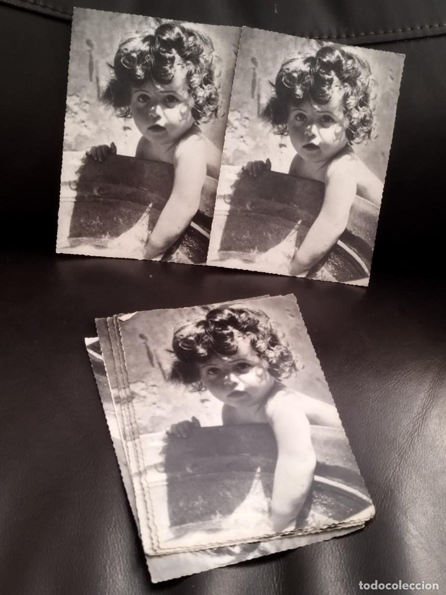 Postales: Colecci&oacute;n de 10 antiguas tarjetas postales en blanco y negro de una ni&ntilde;a peque&ntilde;a en barre&ntilde;o de agua.