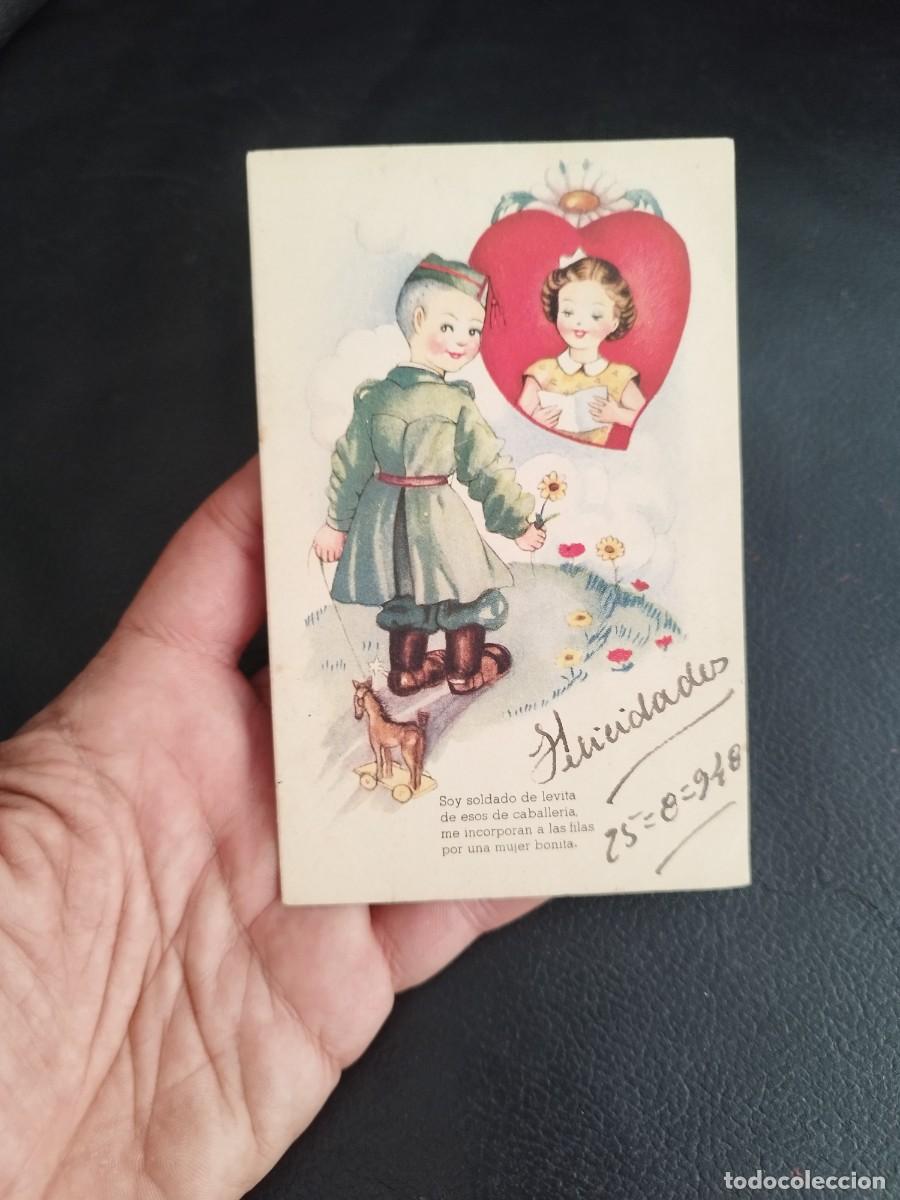 Postales: Tarjeta postal de ilustraci&oacute;n infantil con un ni&ntilde;o vestido de soldado y ni&ntilde;a sosteniendo un corazon.
