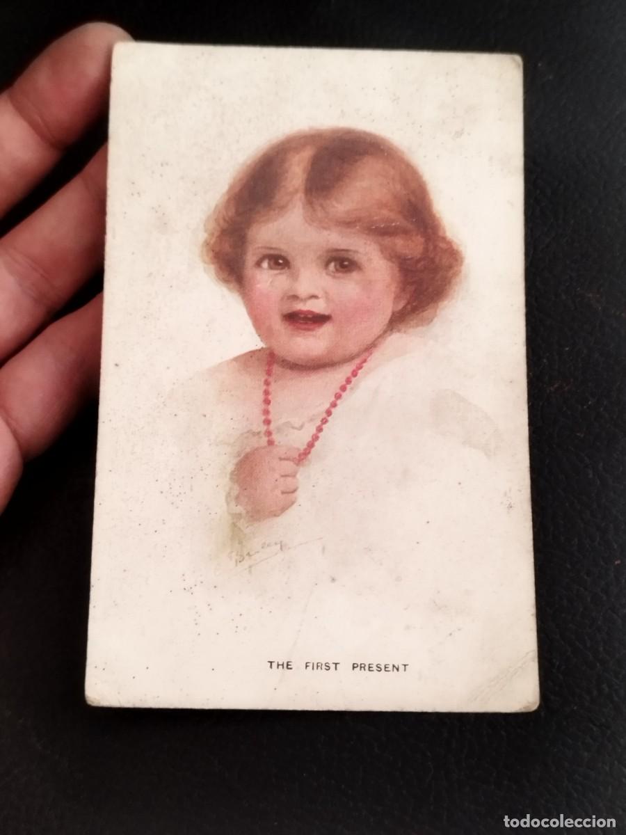 Postales: Antigua postal de THE FIRST PRESENT&rdquo; que representa a una ni&ntilde;a con cabello rizado. Principios sg. xx