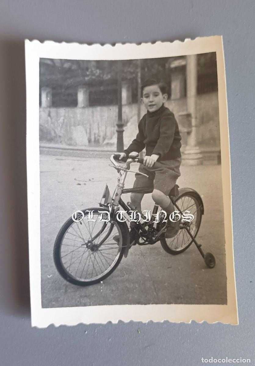 Postales: FOTOGRAIA DE NI&Ntilde;O JUGANDO CON SU BICICLETA, A&Ntilde;O 1949, FOTO RANEDO, MADRID.