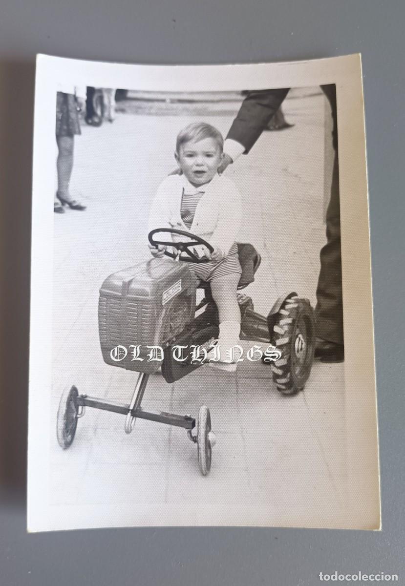 Postales: FOTOGRAIA DE NI&Ntilde;O JUGANDO CON SU TRACTOR, A&Ntilde;O 40 / 50, MIDE 10,5 X 7,5 CMS