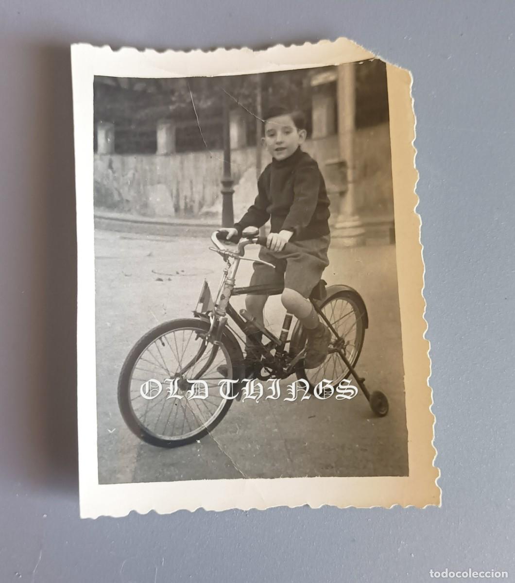 Postales: FOTOGRAIA DE NI&Ntilde;O JUGANDO CON SU BICICLETA, A&Ntilde;O 1949, FOTO RANEDO, MADRID.