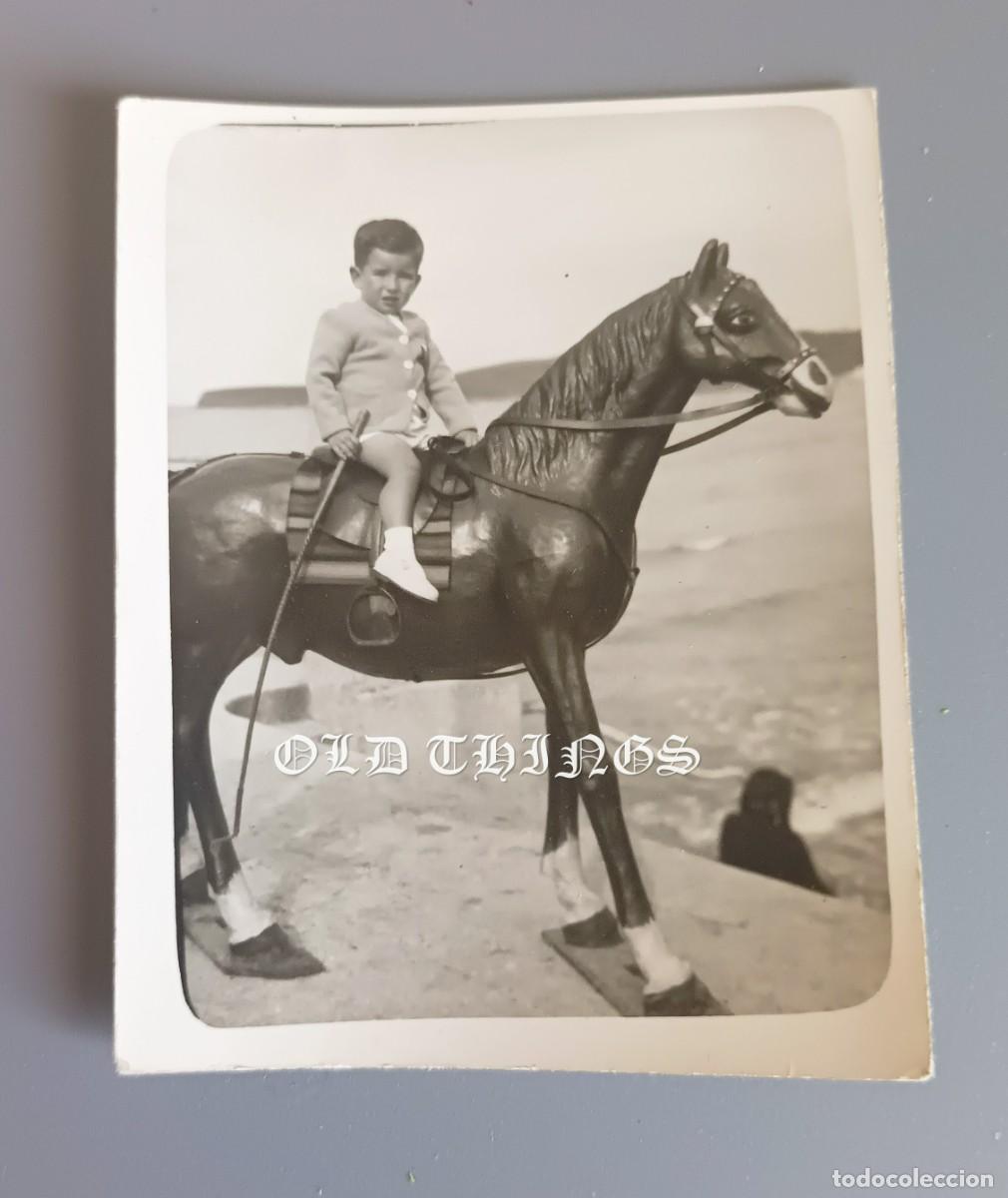 Postales: FOTOGRAFIA DE NI&Ntilde;O EN CABALLO DE CARTON, GIJON A&Ntilde;O 1944, MIDE 9 X 7 CMS.
