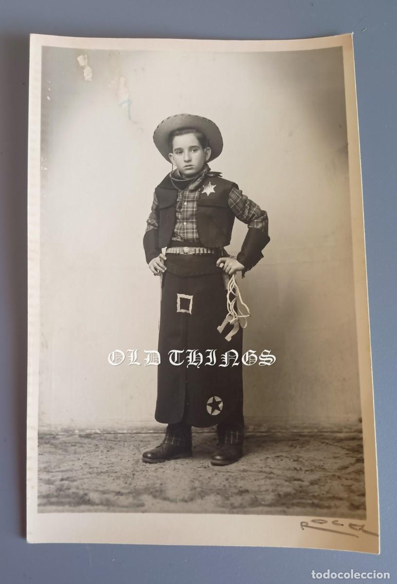 Postales: FOTOGRAFIA DE NI&Ntilde;O DISFRADADO DE COWBOY, VAQUERO, FOTO ROCA, MADRID, A&Ntilde;OS 40. MIDE 17,5 X 11,5 CMS.