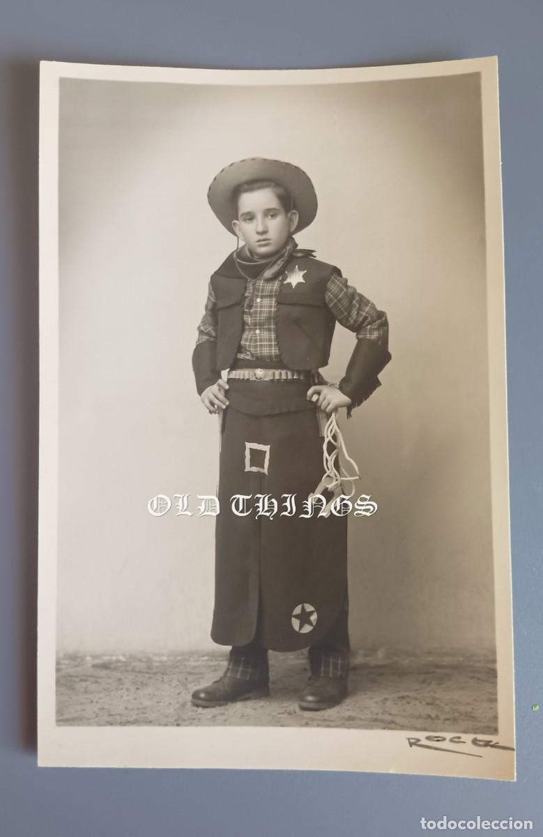 Postales: FOTOGRAFIA DE NI&Ntilde;O DISFRADADO DE COWBOY, FOTO ROCA, A&Ntilde;OS 40. MIDE 15 X 10 CMS.