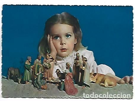 Postales: NI&Ntilde;A CONTEMPLANDO UN BELEN