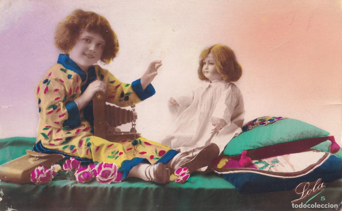 Postales: Curiosa postal, ni&ntilde;a con c&aacute;mara fotogr&aacute;fica y mu&ntilde;eca de porcelana. Escrita. Sin circular.