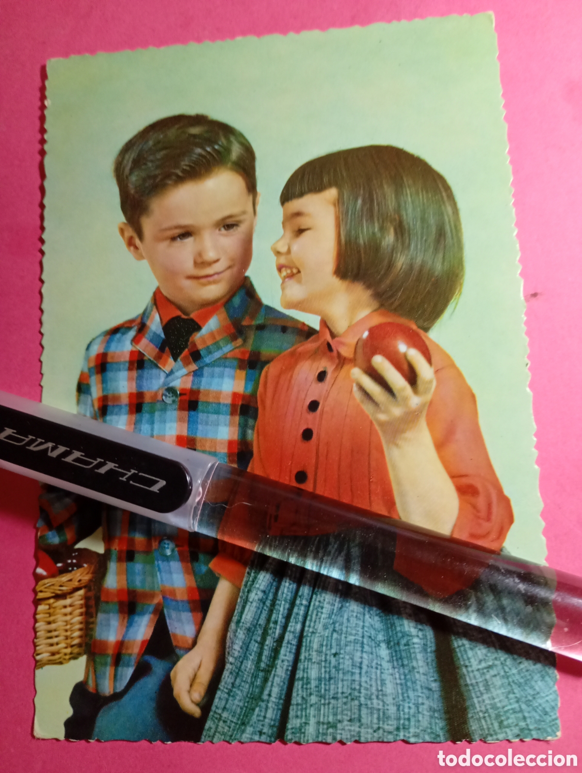 Postales: PAREJA NI&Ntilde;A Y NI&Ntilde;O COLOR ESCRITA LA PEQUE&Ntilde;A EVA MUESTRA AL CHAVAL LA FAT&Iacute;DICA MANZANA DE LA CAIDA
