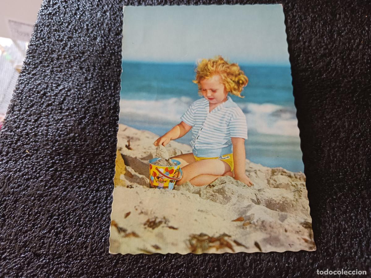 Postales: ni&ntilde;a jugando con la arena de la playa, cyz 6387