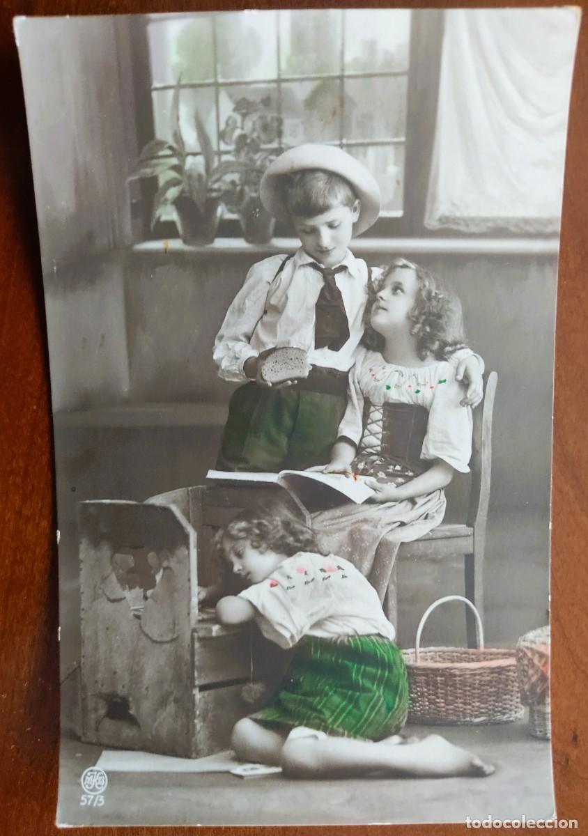 Postales: POSTAL COLOREADA DOS NI&Ntilde;AS Y UN NI&Ntilde;O - MKB 57/3