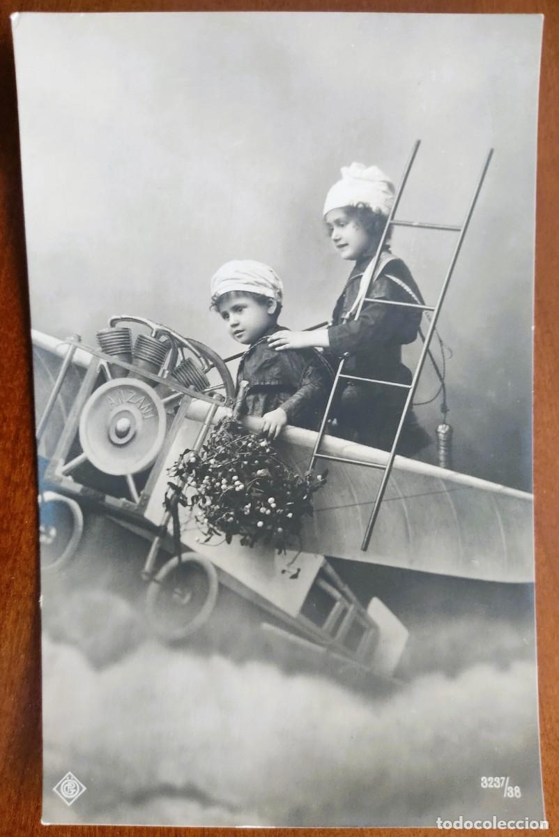 Postales: POSTAL DE UN NI&Ntilde;O Y UNA NI&Ntilde;A MONTADOS EN UN AVI&Oacute;N - OGP 3237/38