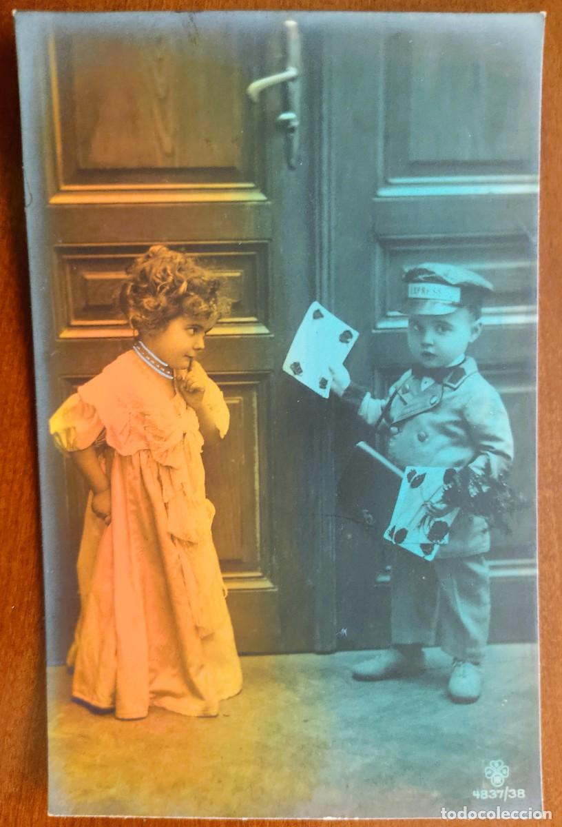 Postales: POSTAL COLOREADA DE UNA NI&Ntilde;A Y UN NI&Ntilde;O DISFRADO CARTERO - RPH 4837/38