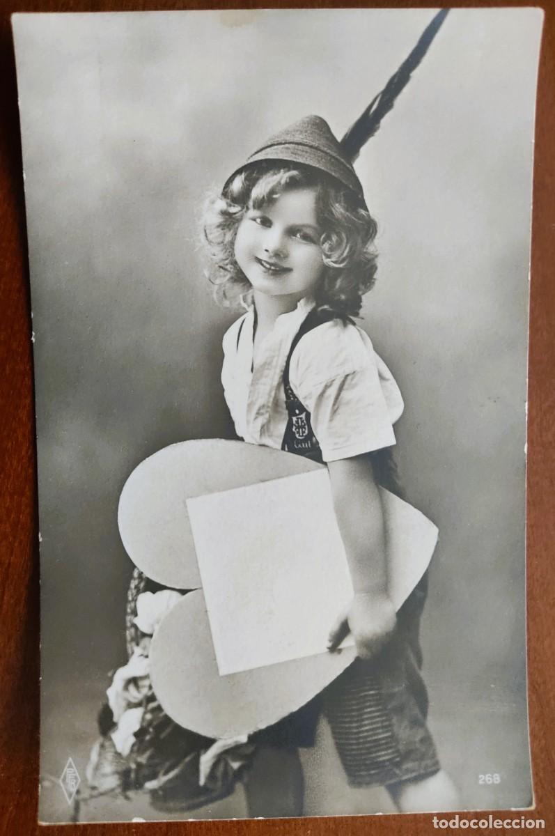 Postales: POSTAL NI&Ntilde;A CON CORAZ&Oacute;N Y GORRO CON PLUMA - PFB 268