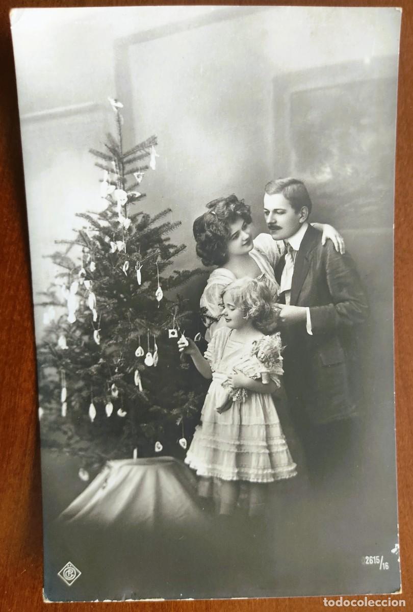 Postales: POSTAL NI&Ntilde;A Y PADRES CON &Aacute;RBOL DE NAVIDAD - OPG 2615/16